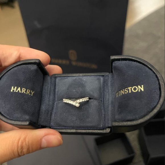 Brand New Harry Winston Platinum Wedding Band - Ribbon and men's 4mm - Picture 3 of 3